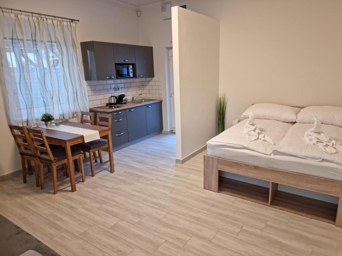 Karinthy Haz Pensionat Siófok Exteriör bild