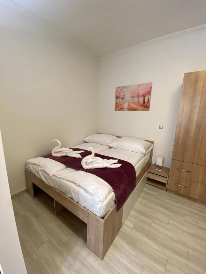 Karinthy Haz Pensionat Siófok Exteriör bild