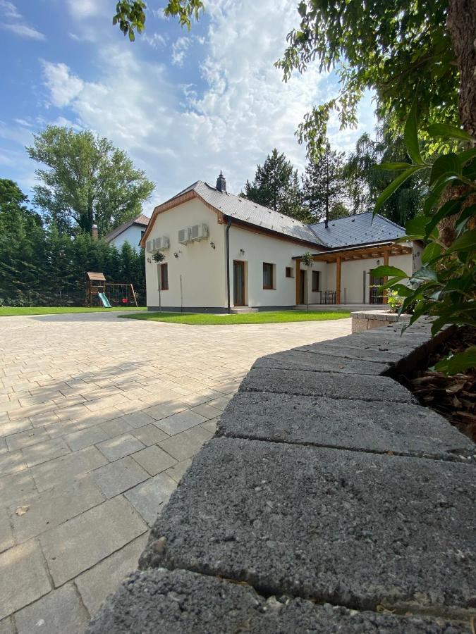 Karinthy Haz Pensionat Siófok Exteriör bild